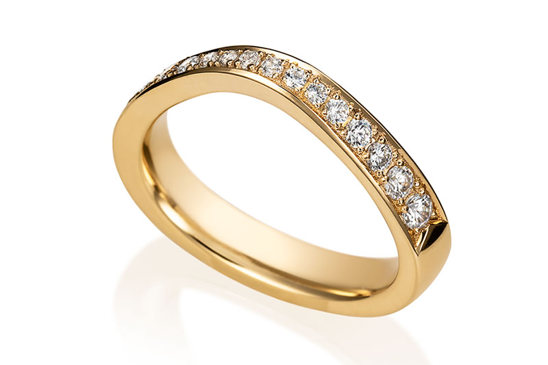 packshot af ring i guld med naturlig skygge